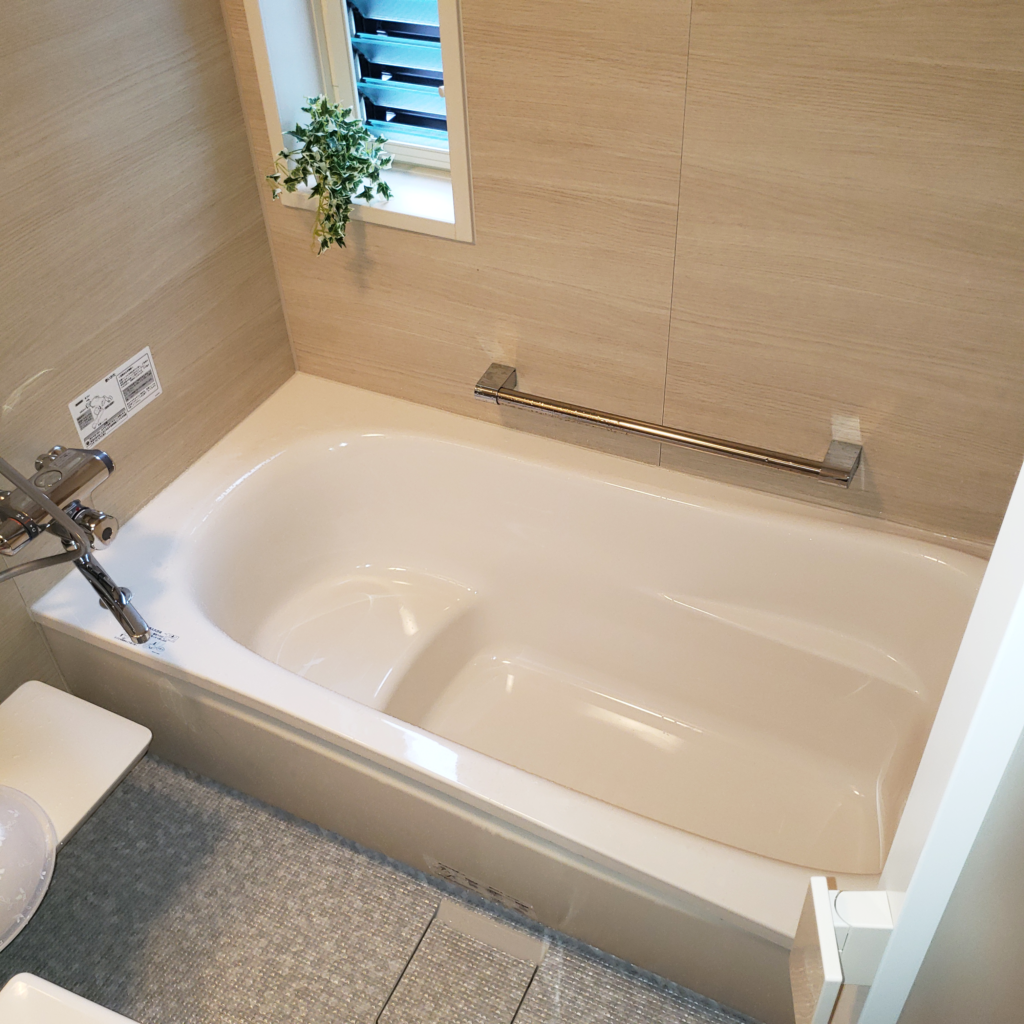 ライトウッドのやさしい浴室と高級感のある内装クロスリフォーム