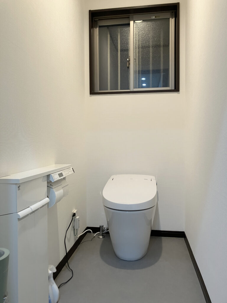 収納もすっきり!清潔感あふれるトイレ空間へ